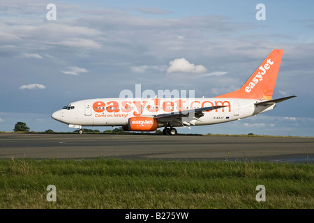 Un Boeing B737 series 700 de la compagnie aérienne britannique EasyJet taxy s dans à l'aéroport de Luton Banque D'Images