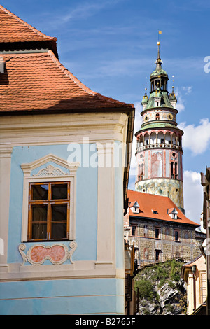 Tour du château avec bâtiment peint Cesky Krumlov République Tchèque Banque D'Images