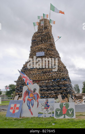 Grand feu dans Mossley, Newtownabbey Irlande du Nord avec drapeaux tricolore irlandais Banque D'Images