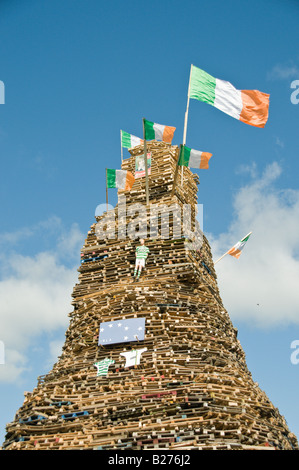 Grand feu dans Mossley, Belfast, Irlande du Nord, avec drapeaux tricolore irlandais et celtiques shirts Banque D'Images