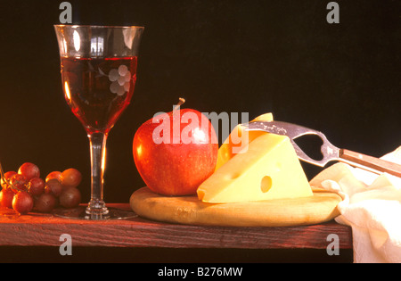 La VIE ENCORE FROMAGE VIN RAISINS ET POMMES Banque D'Images