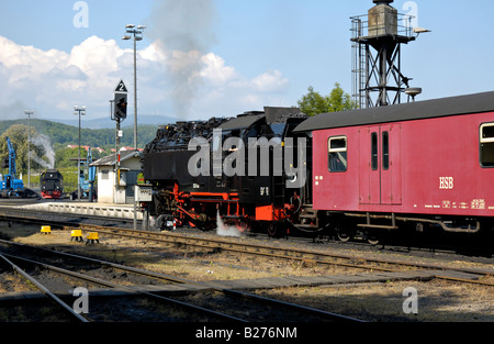 Locomotive à vapeur au départ de Wernigerode avec un train jusqu'à la montagne Brocken (en arrière-plan), Harz, Allemagne. Banque D'Images