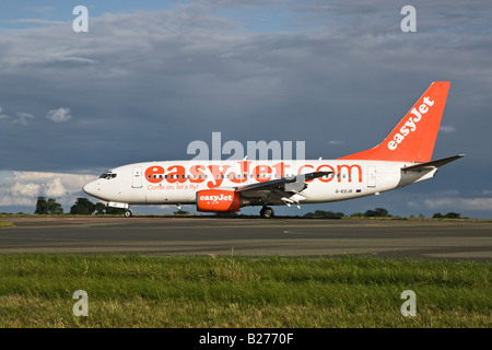 Un Boeing B737 series 700 de la compagnie aérienne britannique EasyJet taxy s dans à l'aéroport de Luton Banque D'Images