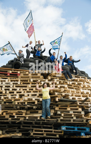 Les enfants tandis que sur le dessus de la joie d'un feu, à Monkstown, Newtownabbey. Banque D'Images