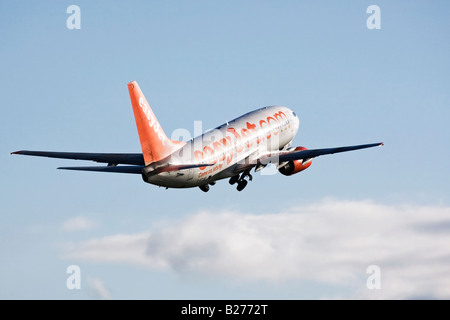 Un Boeing B737 series 700 de la compagnie aérienne britannique EasyJet au départ de l'aéroport de Luton Banque D'Images