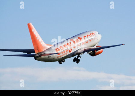 Un Boeing B737 series 700 de la compagnie aérienne britannique EasyJet au départ de l'aéroport de Luton Banque D'Images