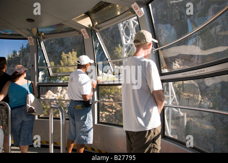 Les touristes en voiture de câble rotatif, Tramway Aérien de Palm Springs, Californie Banque D'Images