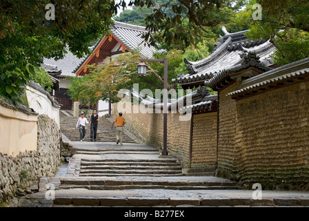 Dans la vieille rue pavée du quartier Temple de Nara bordée de murs en terre et portes d'entrée des temples Banque D'Images