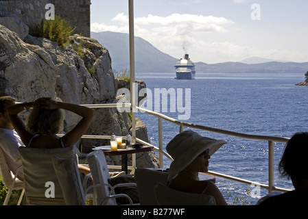 Cafe l'extérieur mur de la ville de la vieille ville de Dubrovnik, avec vue sur le navire de croisière ancrés dans l'Adriatique Banque D'Images