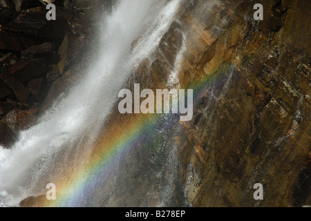 Rainbow automne arcobaleno acqua cascata torrente Gran Lauson Cogne Parco Nazionale Gran Paradiso Valnontey Valle d aosta Italie Banque D'Images