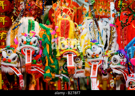 Nouvel An lunaire chinois colorés suspendus dragons devant un magasin avec bonne fortune citations Banque D'Images