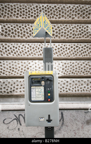 Un parcomètre dans une rue de Budapest Banque D'Images