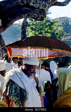 Un prêtre orthodoxe éthiopienne bénit les gens à Lalibela, Ethiopie Banque D'Images