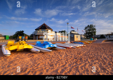 Pédalos colorés dans la belle aube lumière sur la promenade de près de Goodrington Sands Paignton dans le sud du Devon Banque D'Images