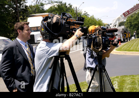 Les équipes de tournage News les funérailles d'un policier à Beltsville, MD Banque D'Images