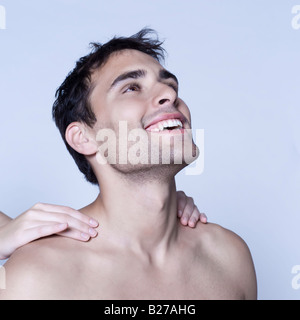 Studio shot sur fond isolé d'un bel homme ayant un massage Banque D'Images