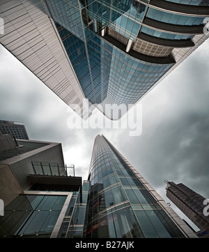 Hiriser dans les bâtiments du quartier financier de Varsovie Banque D'Images