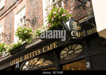 La nouvelle petite Bettys Cafe à Stonegate, York, Yorkshire Banque D'Images