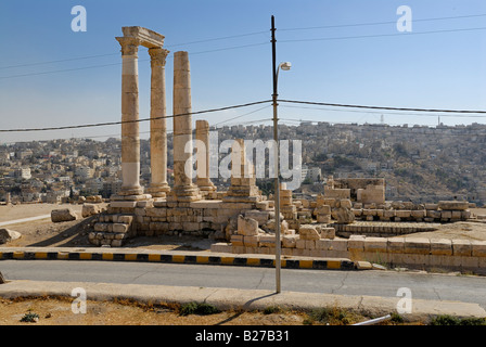 Les colonnes d'un temple romain probablement d'Hercule citadelle Jebel lal Qalaa Amman Jordanie Saoudite Banque D'Images