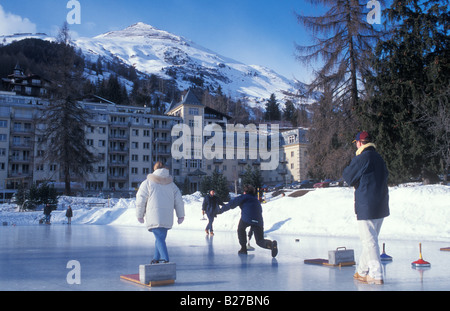 Les gens qui font de curling à Davos Grisons Suisse Banque D'Images