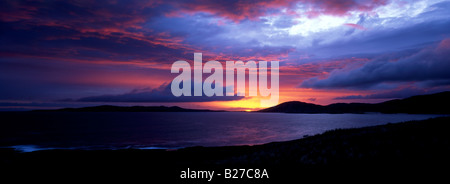 Plus de coucher de soleil spectaculaire Taransay depuis l'île de Harris, Western Isles, Ecosse Banque D'Images