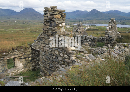 Foyer et des murs en pierre des maisons abandonnées durant la grande famine près de Renvyl dans le Connemara, comté de Galway Irlande Banque D'Images