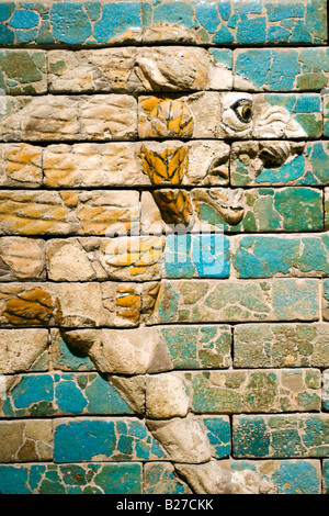 Détail de sol en céramique lion à Ishtar Gate dans Musée Pergamon de Berlin Allemagne 2008 Banque D'Images