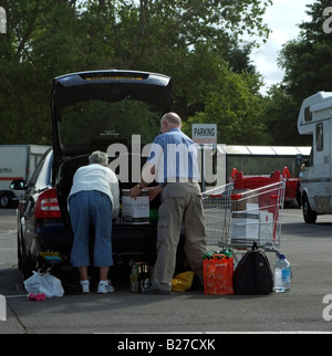 Les clients multi-canal avec démarrage voiture pack alimentation vin Calais France Europe Banque D'Images