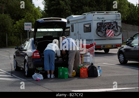 Les clients multi-canal avec démarrage voiture pack alimentation vin Calais France Europe Banque D'Images