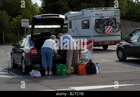 Les clients multi-canal avec démarrage voiture pack alimentation vin Calais France Europe Banque D'Images