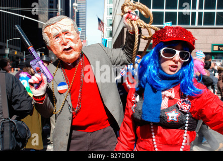 Imitateur de George Bush et son copain à un anti-guerre en mars NYC Banque D'Images