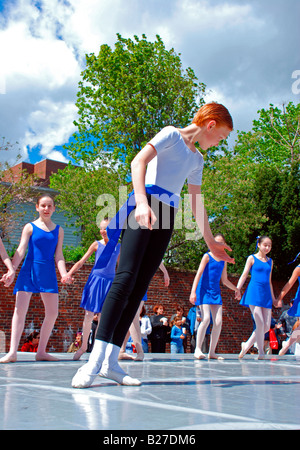 Les jeunes ballerines effectuer sur la scène extérieure Banque D'Images