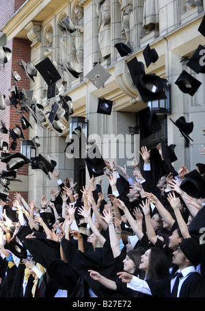Les étudiants de l'université britannique de célébrer leur graduation DAY EN JETANT LEURS CONSEILS DE MORTIER DANS L'AIR,UK,l'Angleterre. Banque D'Images