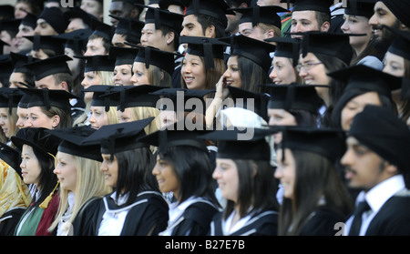 Les étudiants de l'université LEUR DIPLÔME LORS D'UNE CÉRÉMONIE PORTANT LEURS CONSEILS DE MORTIER DANS UNE UNIVERSITÉ BRITANNIQUE,UK,ANGLETERRE Banque D'Images