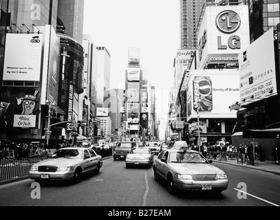 Times Square, Busy Manhattan Street Scene, Taxicabs, New York, État de New York, États-Unis Banque D'Images