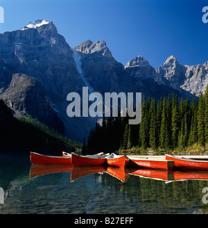 Canoës, ROUGE LE LAC MORAINE (CETTE SCÈNE EST SUR LES 20 dollars), BANFF NATIONAL PARK, ALBERTA Banque D'Images