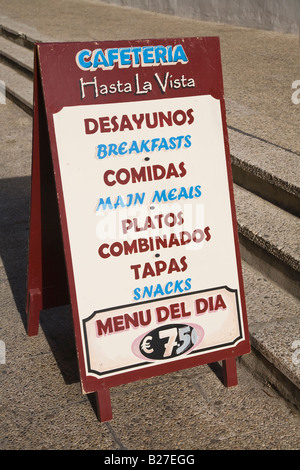 Publicité bilingue pour cafétéria fuengirola malaga Province Costa del Sol Espagne Banque D'Images