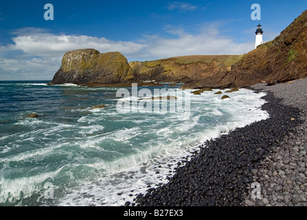 Yaquina Phare sur haut de Rocky beach Banque D'Images