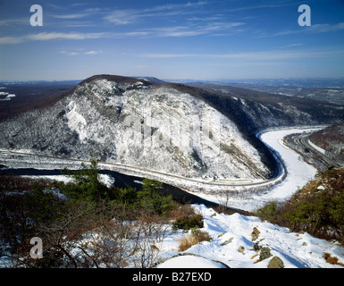 Vue d'HIVER DE DELAWARE WATER GAP & MT. MINSI (1463') dans PA POCONO MOUNTAINS VUE DEPUIS LE NEW JERSEY'S MT. TAMMANY Banque D'Images