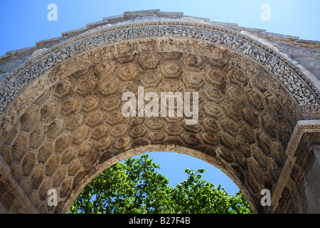 Bien préservé de la ruine romaine appelée arc triomphal à Glanum, St Remy de Provence, Provence, France. Banque D'Images