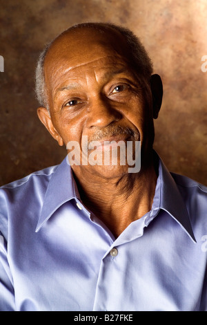 Portrait of young African American man à la verticale Banque D'Images