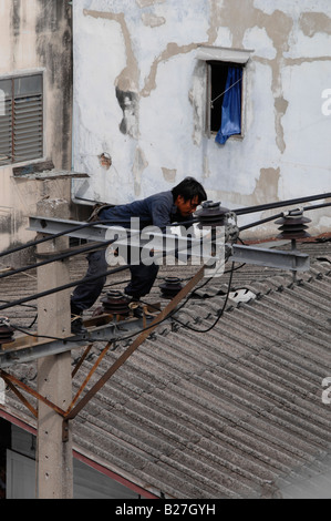 Les hommes travaillant sur les fils électriques , bangkok célèbre système d'électricité chaotique, Bangkok, Thaïlande Banque D'Images