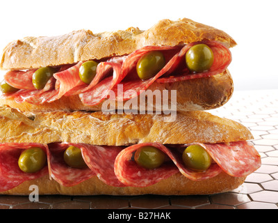 Close up of salami olives et pain baguette en français Banque D'Images