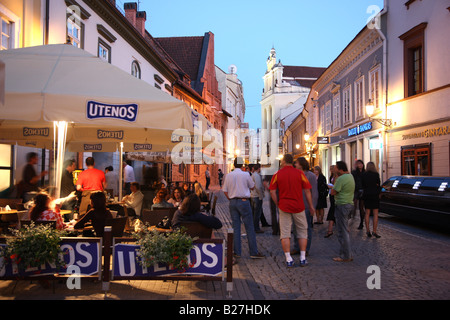 LTU Lituanie Vilnius Capitale Oldtown Pilies street avec ses restaurants et bars de nuit Banque D'Images