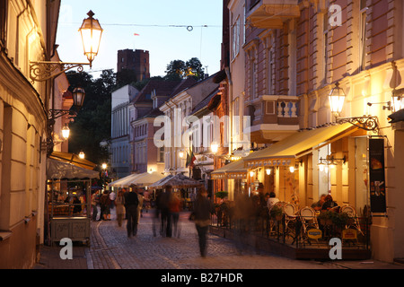 LTU Lituanie Vilnius Capitale Oldtown Pilies street avec ses restaurants et bars de nuit Banque D'Images