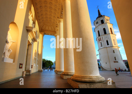 LTU Lituanie Vilnius Capitale La Cathédrale Saint Stanislas et le clocher de l'église à la place de la Cathédrale Banque D'Images