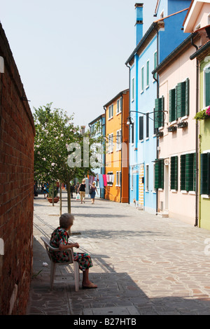 Rangée de maisons peintes de couleurs vives dans la lagune de Venise, Burano, Italie Banque D'Images