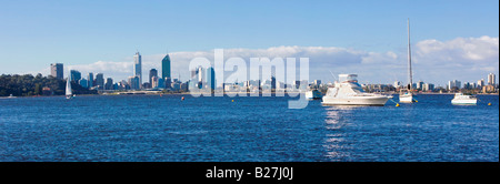 Yachts bateaux à Matilda Bay sur la rivière Swan. Les gratte-ciel de Perth peut être vu dans la distance. Perth, Australie occidentale Banque D'Images