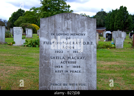 Pierre tombale d'acteur britannique fulton Mackay, et sa femme, Sheila, dans la région de East Sheen cimetière, au sud-ouest de Londres, Angleterre Banque D'Images
