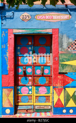 À motifs peints de façon vivante porte de Casa Deo Bepi Sua sur l'île de Burano, dans la lagune de Venise Banque D'Images